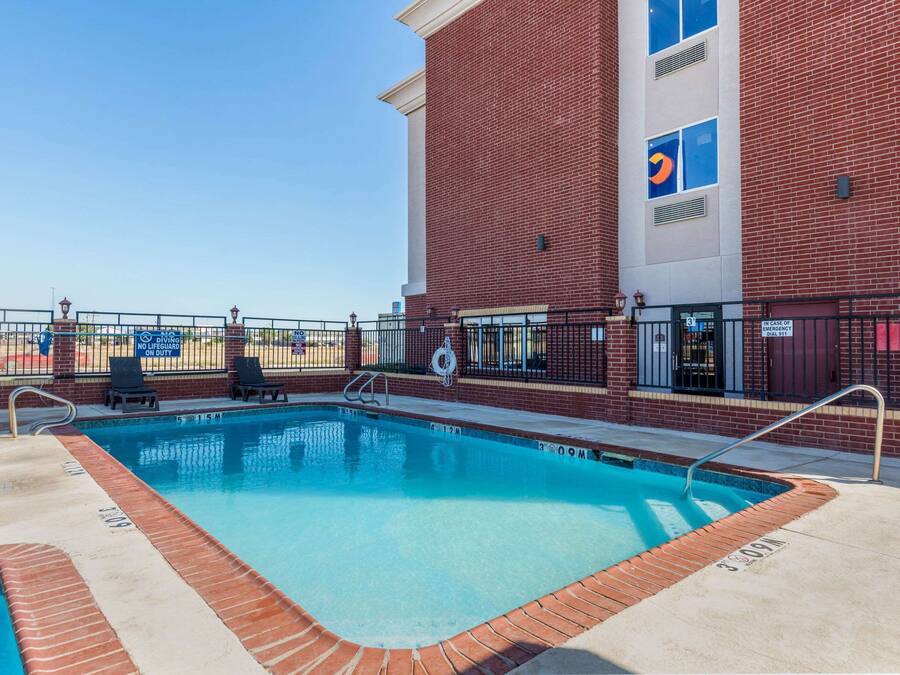 Una piscina al aire libre de temporada