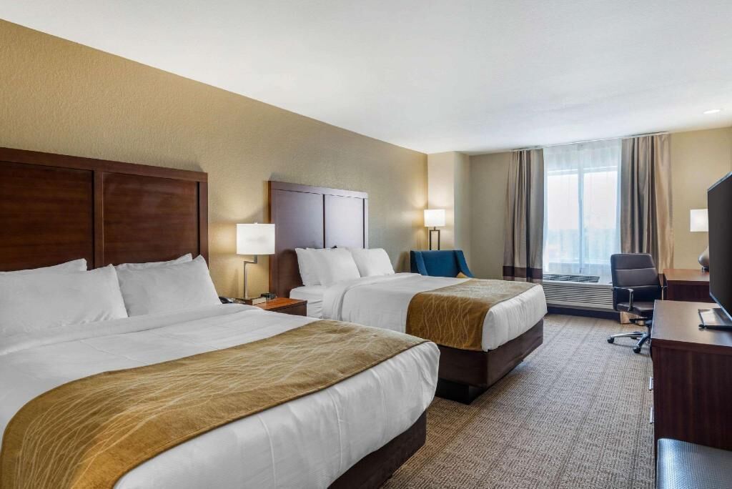 In-room safe, desk, laptop workspace, iron/ironing board