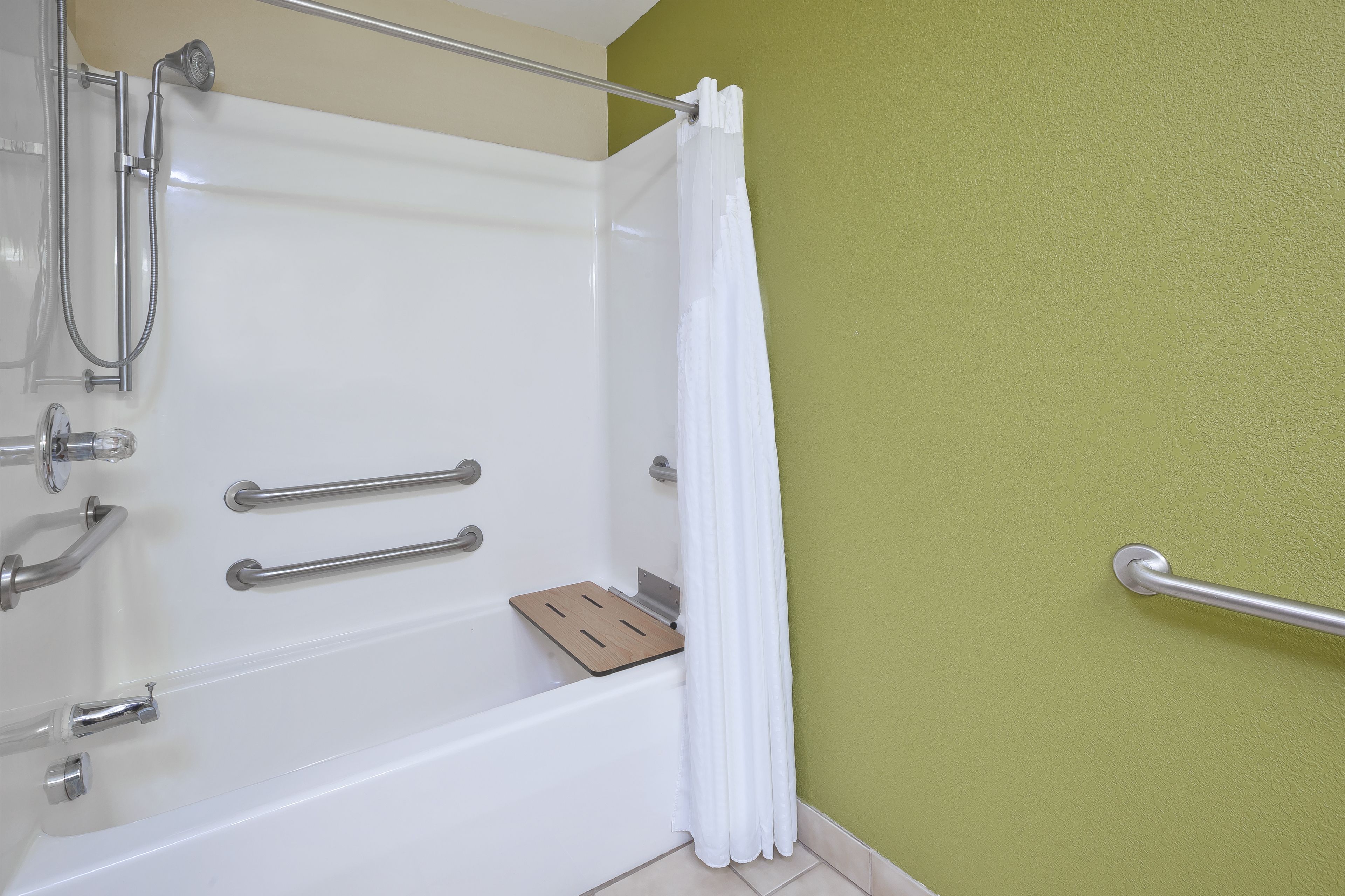 standard room, 1 king bed, accessible, bathtub (mobility accessible) | bathroom | combined shower/bathtub, hair dryer, towels, soap