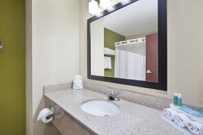 Combined shower/tub, hair dryer, towels, soap - Holiday Inn Express Circleville by IHG (Circleville)