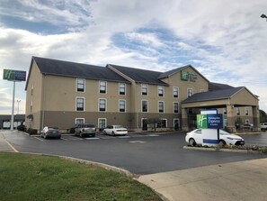 A Holiday Inn Express building with a parking lot and a few cars. - Holiday Inn Express Circleville by IHG (Circleville)