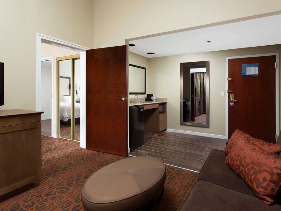 Svit Standard - 2 queensize-sängar - icke-rökare | Vardagsrum | 32-tums LCD-tv med kabelkanaler och tv