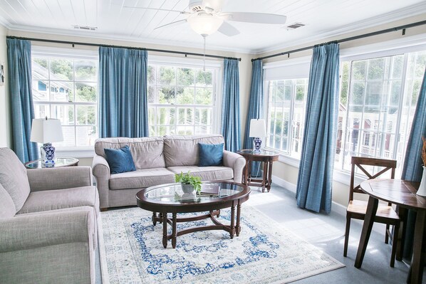 Sviitti, 1 suuri parisänky | Olohuone | Televisio, kirjoja