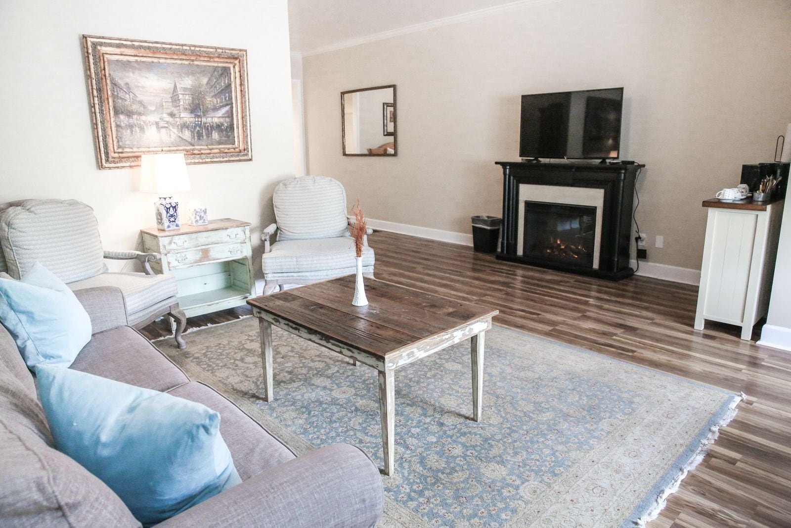 luxury double queen | living room | tv, books