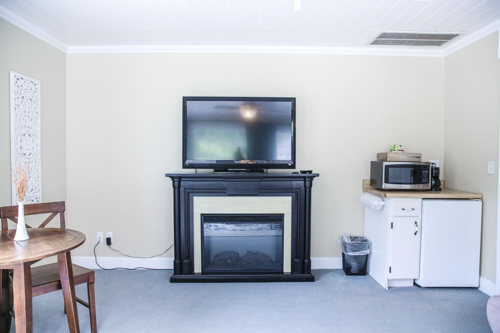 suite, 1 king bed | living room | tv, books