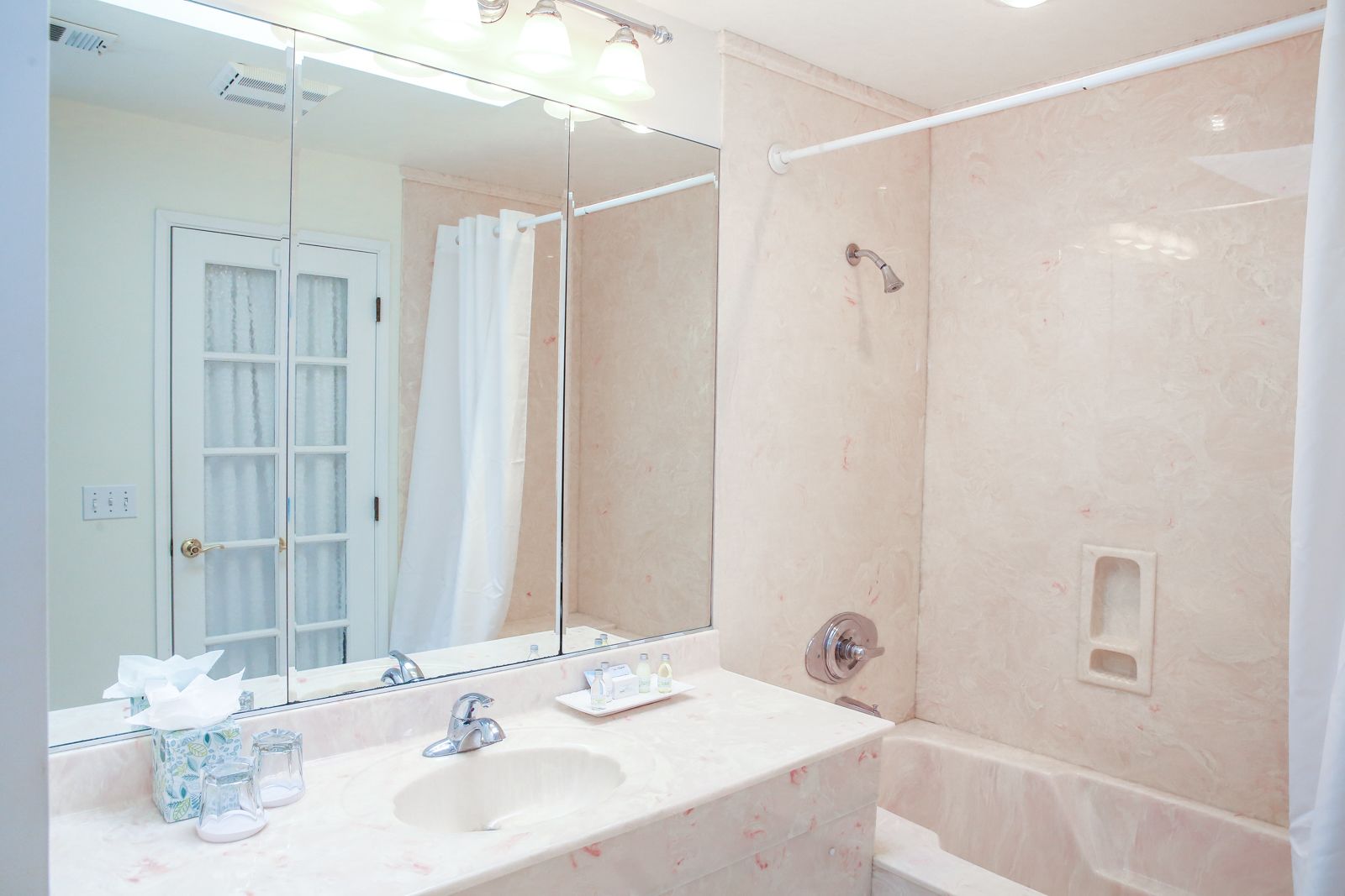 suite, 1 king bed | bathroom | hair dryer, towels, soap, shampoo