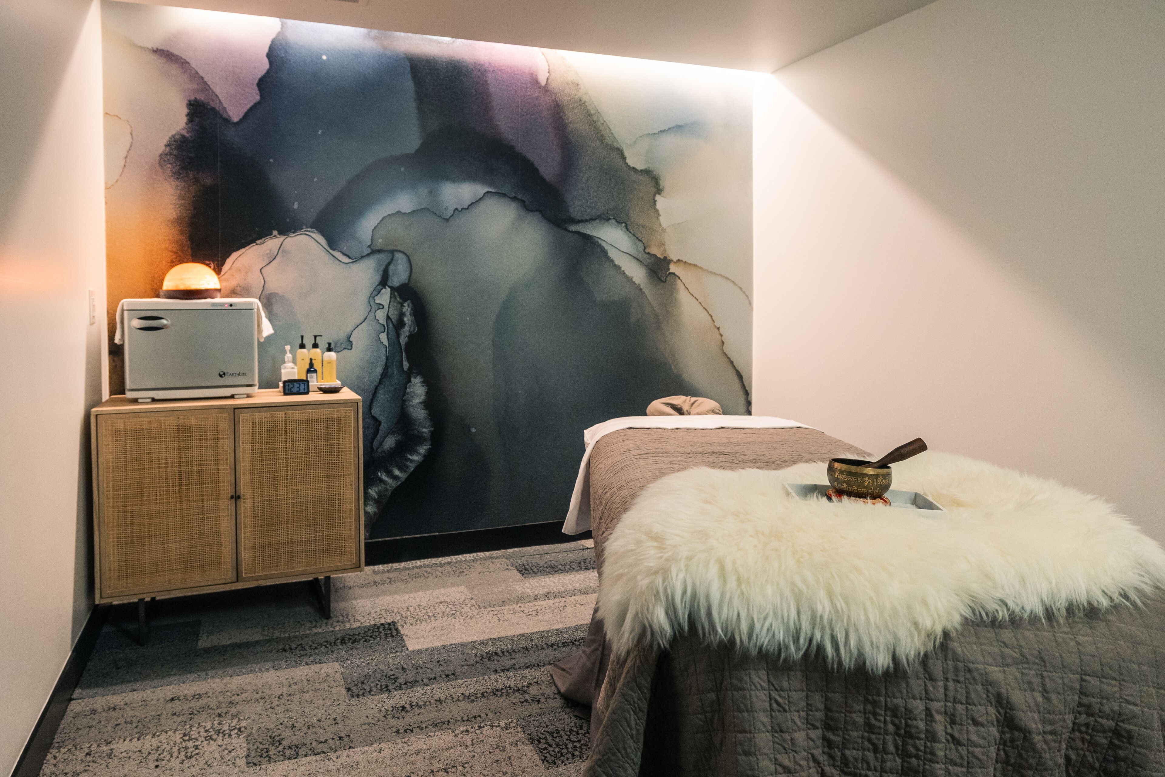 Salas de tratamiento para parejas, un sauna, una bañera de hidromasaje