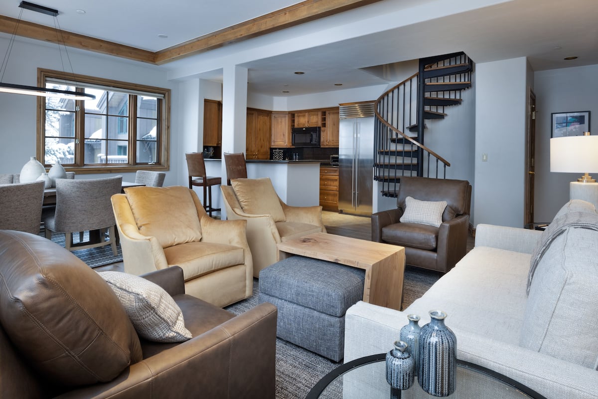 Three Bedroom Valley View Condo (No Pets)