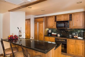 Apartamento, 3 habitaciones, vistas a la montaña (Slopeside) | Cocina privada | Frigorífico, cafetera o tetera y hervidor eléctrico