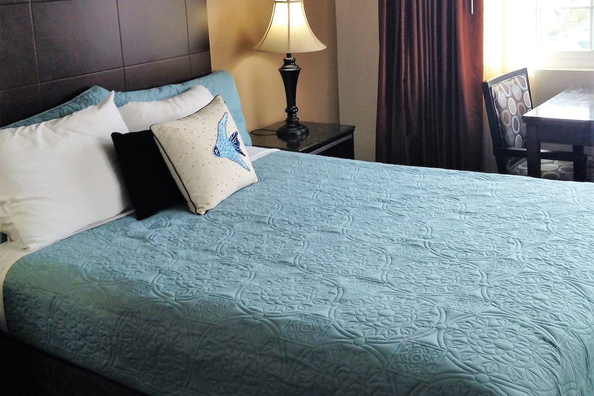 Kamar Deluks, 1 Tempat Tidur Queen, pemandangan laut sebagian | Seprai premium dan didekorasi berbeda-beda