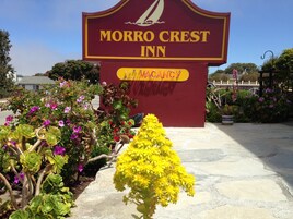 Señal del Morro Crest Inn que indica habitaciones disponibles.