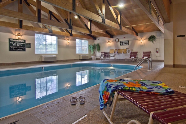 Indoor pool, sun loungers