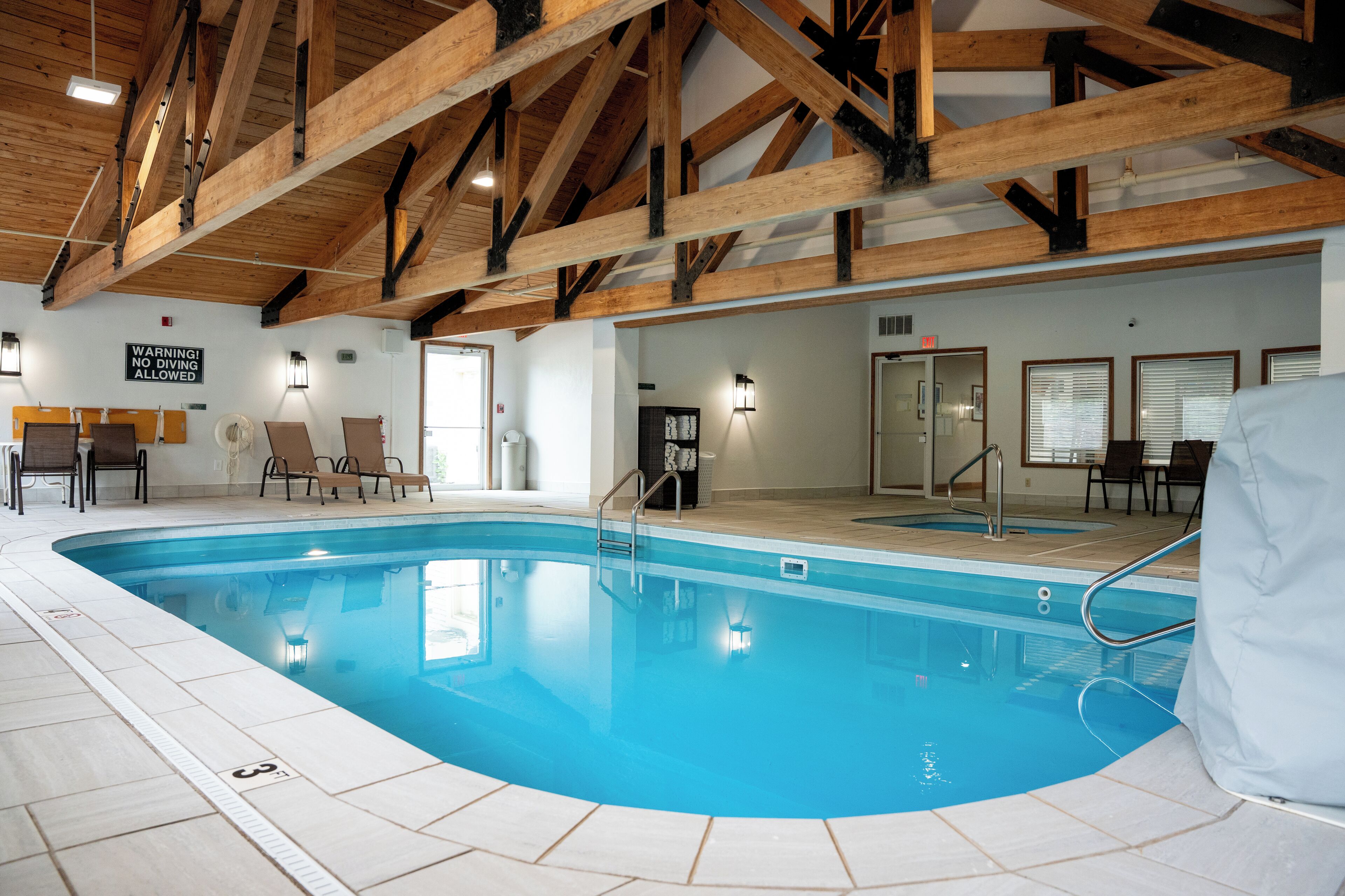 Indoor pool, sun loungers