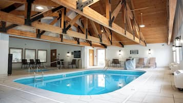 Una piscina cubierta, tumbonas