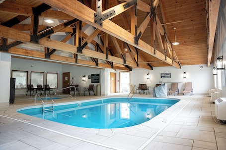 Una piscina techada, sillones reclinables de piscina. Coshocton Village Inn and Suites