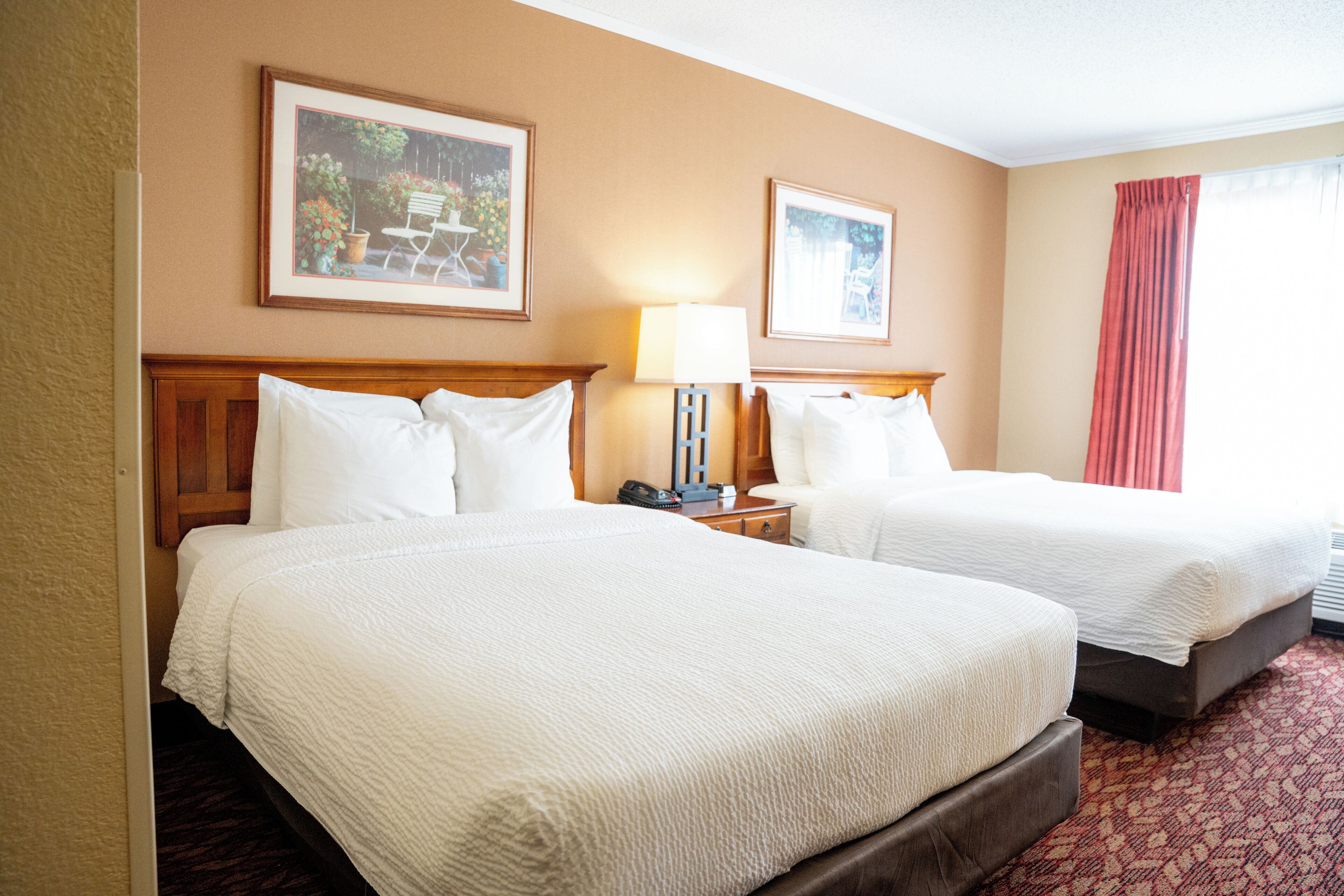 Standaard tweepersoonskamer | Pillowtop-bedden, een bureau, een strijkplank/strijkijzer