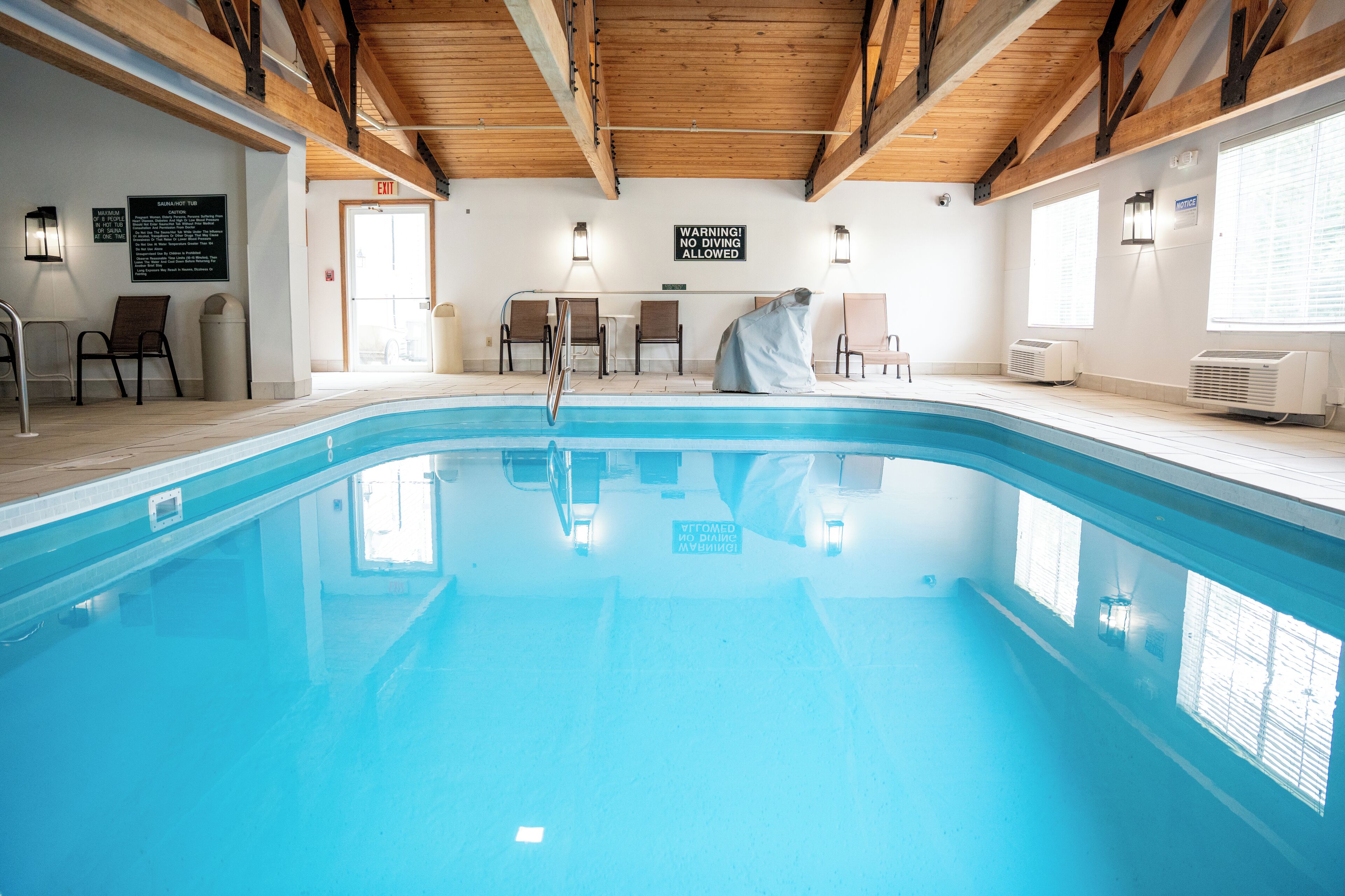 Inomhuspool och solstolar