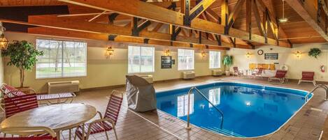 Alberca techada y camastros