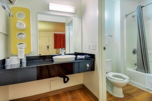 Combined shower/tub, towels