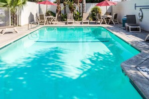 Outdoor pool - Motel 6 Bakersfield, CA - East (Bakersfield)