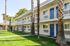 Courtyard - Motel 6 Bakersfield, CA - East (Bakersfield)
