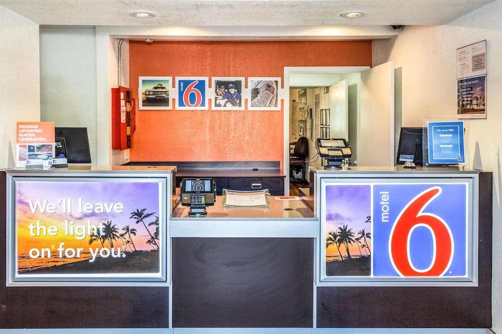 Motel 6 Bakersfield, CA - East