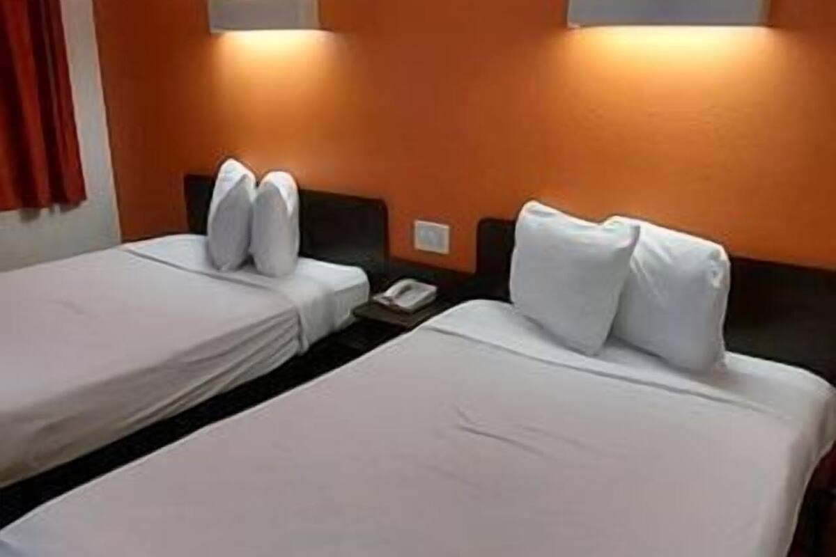 Escritorio, cortinas blackout, wifi gratis y ropa de cama