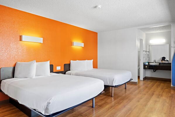 Escritorio, cortinas blackout, wifi gratis y ropa de cama