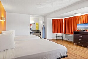 Desk, blackout drapes, free WiFi, bed sheets - Carlsbad Village Inn (Carlsbad)