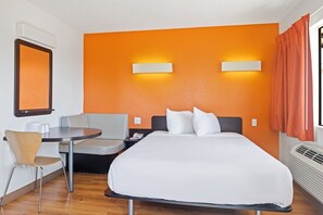 Desk, blackout drapes, free WiFi, bed sheets - Carlsbad Village Inn (Carlsbad)