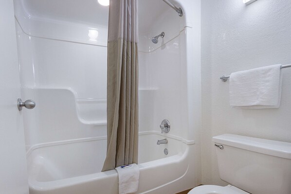 Combined shower/tub, towels