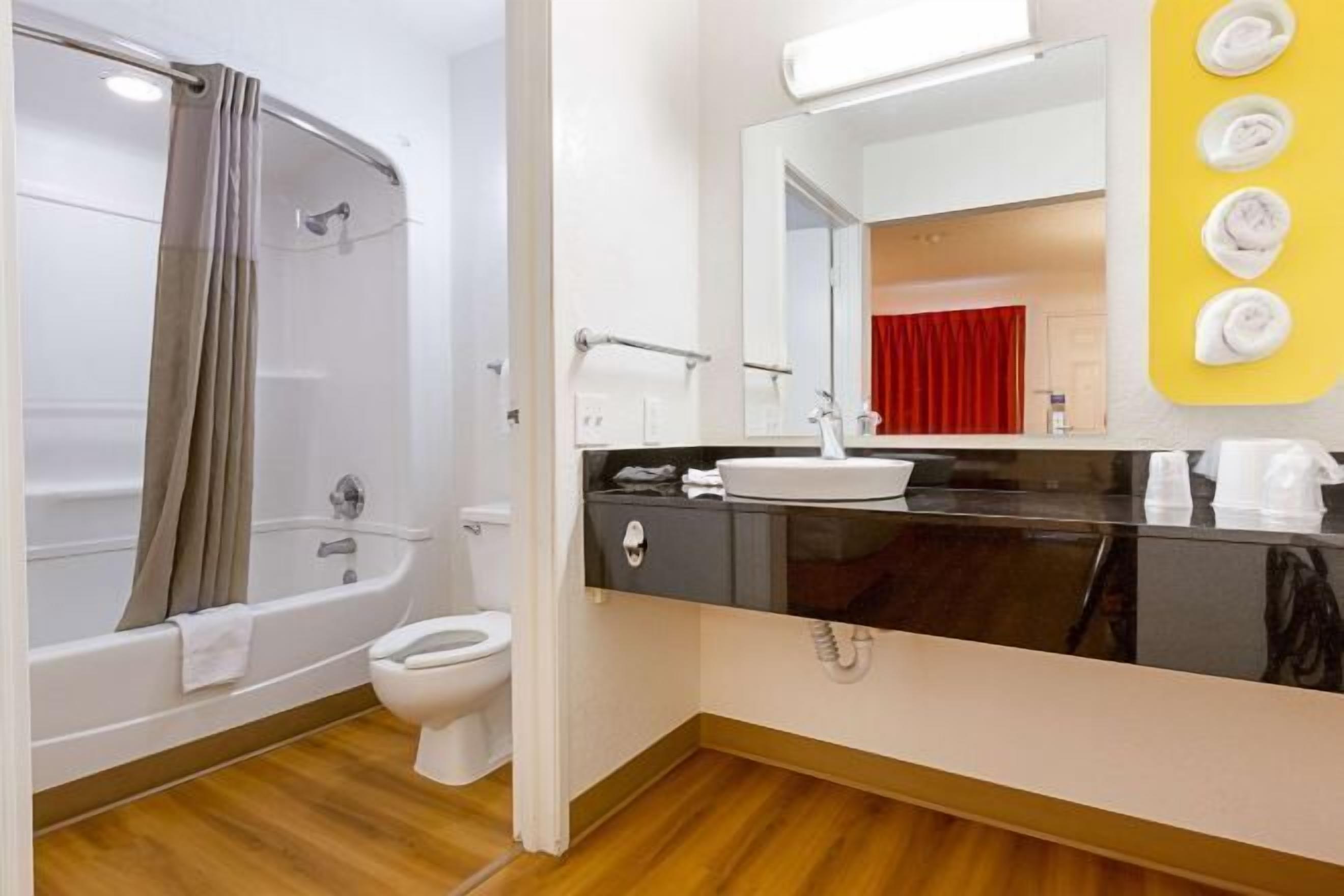 Combined shower/tub, towels