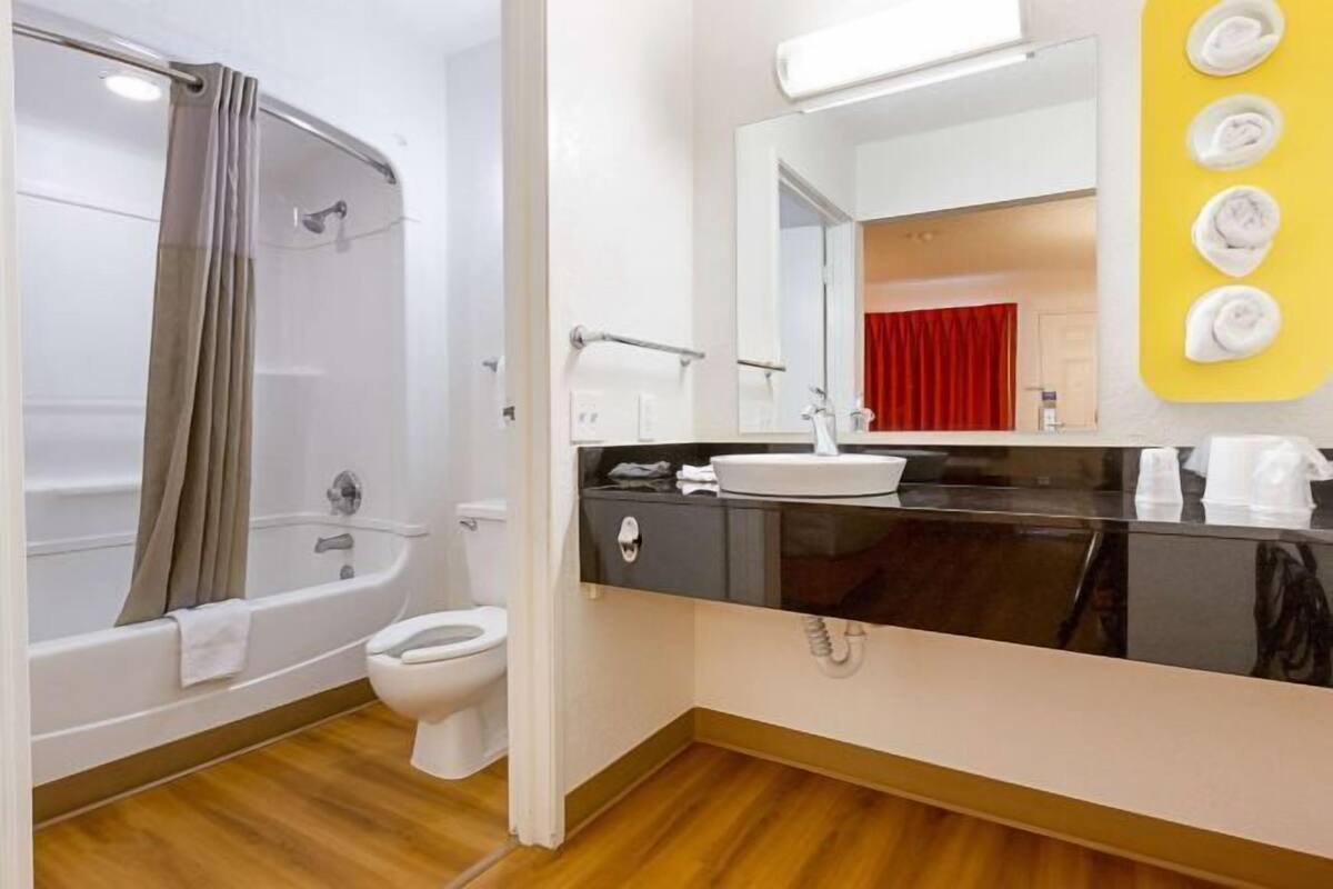 Combined shower/tub, towels