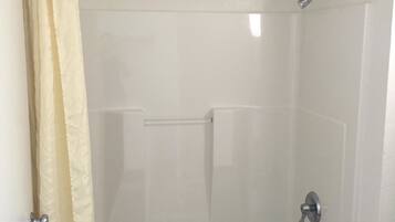 Regadera, amenidades de baño gratuitas, toallas