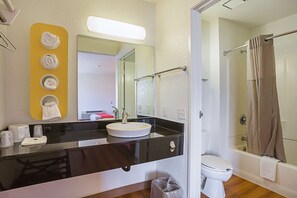 Shower, towels - Motel 6 Yuma, AZ - East (Yuma)