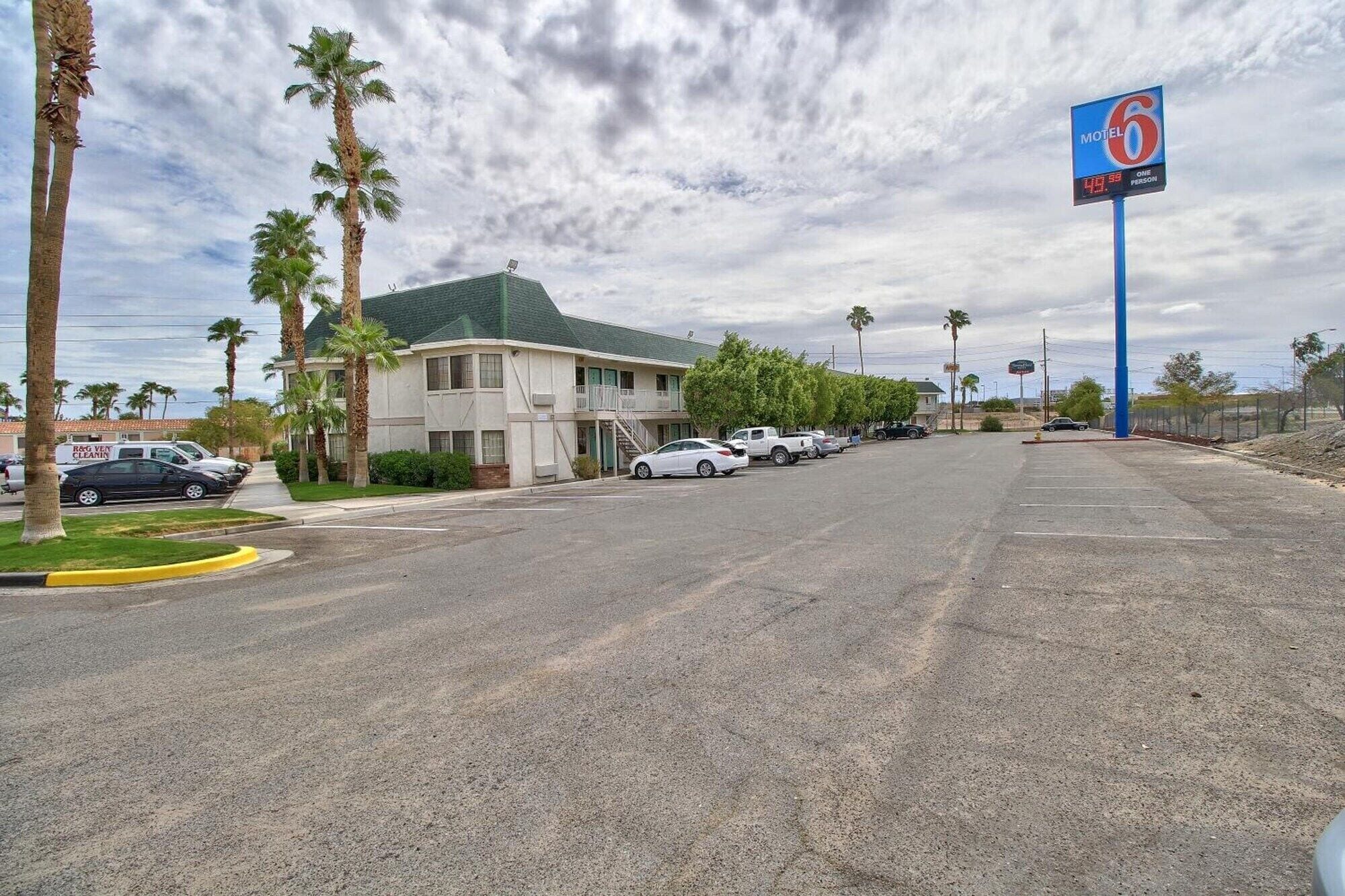 A motel with a sign indicating a price of $39 per person.
