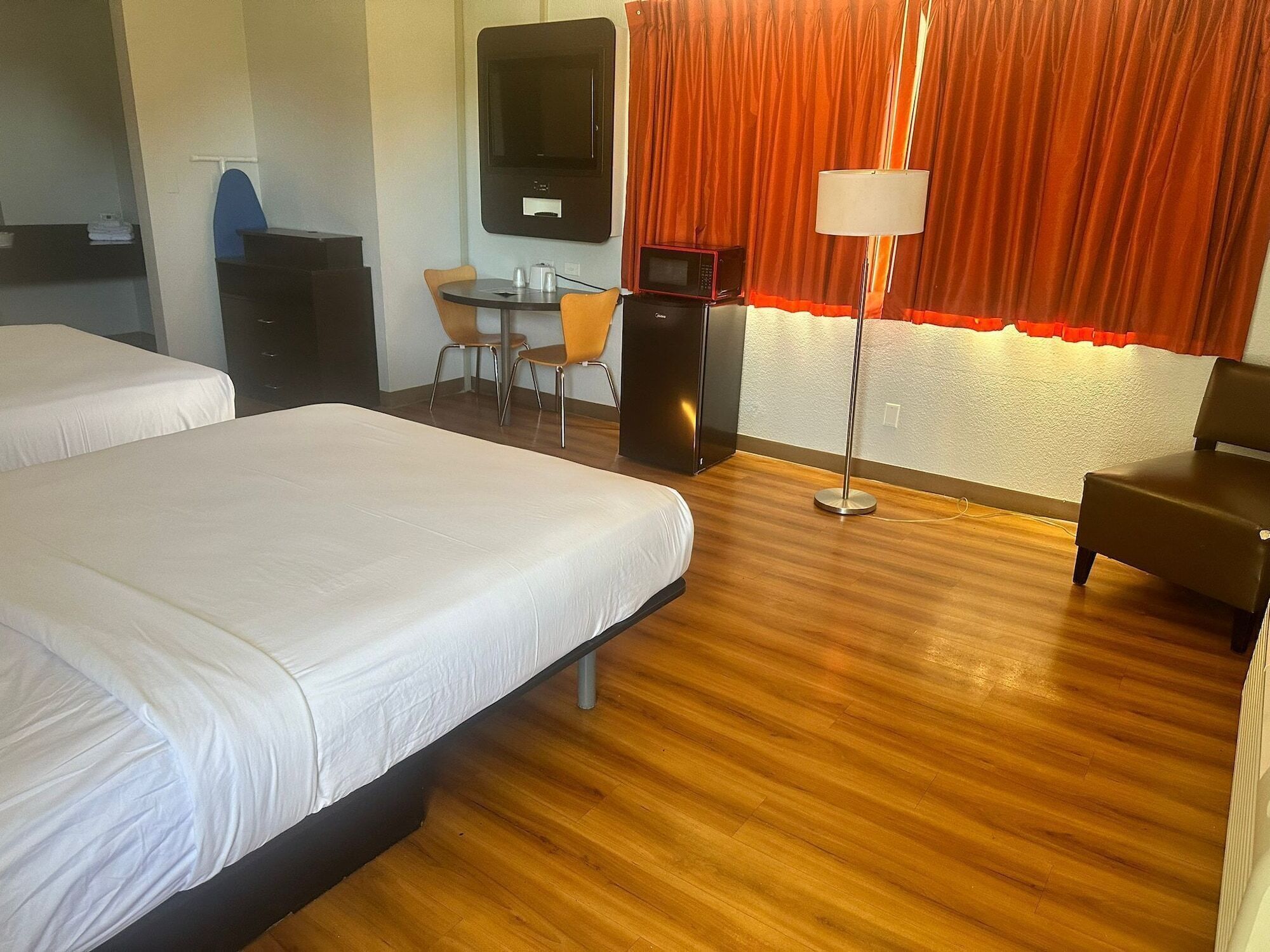 Free WiFi, bed sheets