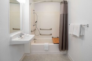 Shower, towels - Motel 6 Ventura, CA - South (Ventura)