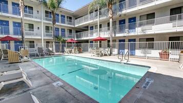 حمّام سباحة خارجي موسمي