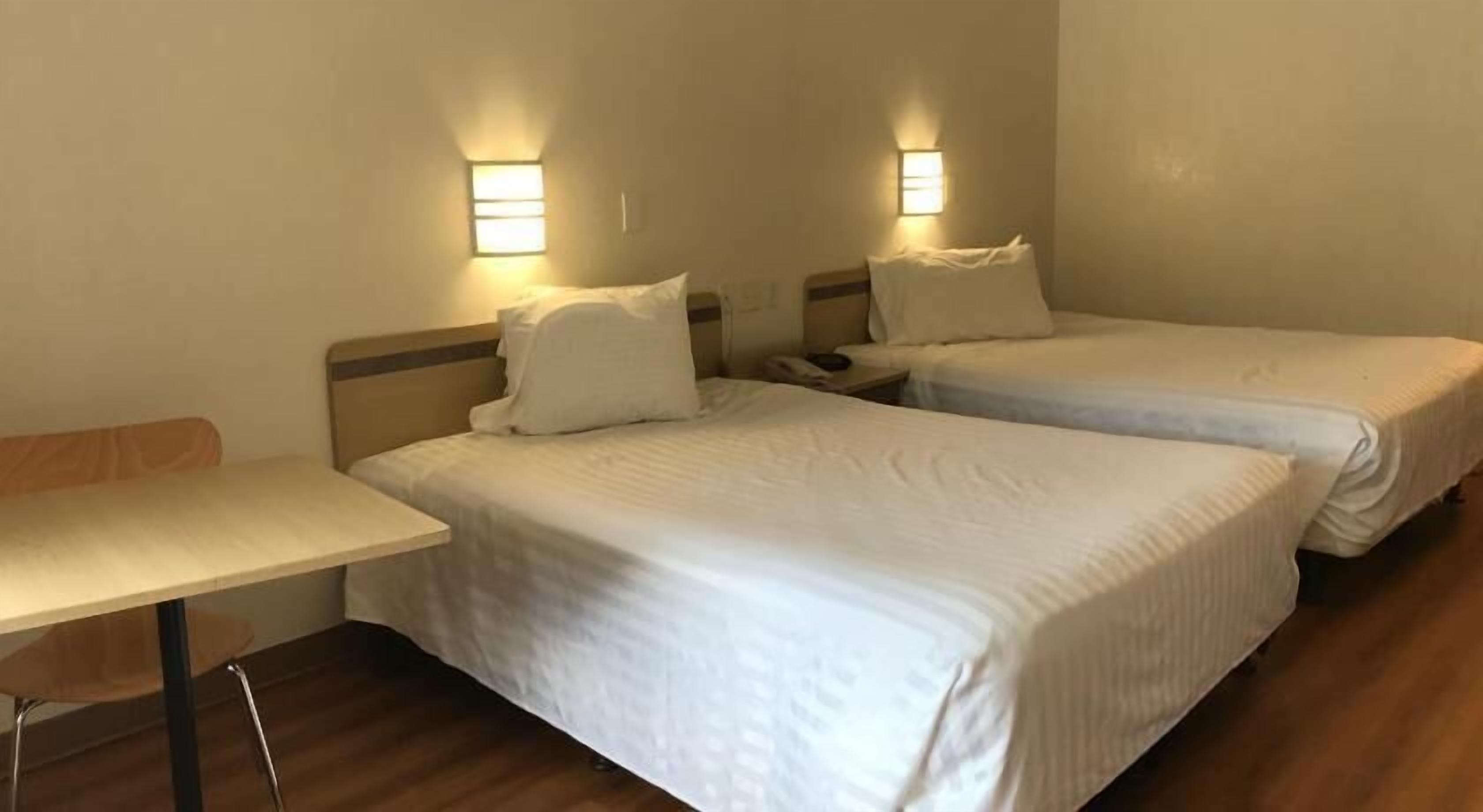Meja kerja, setrika/meja setrika, dan tempat tidur bayi gratis