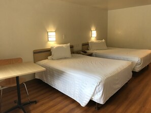 Schreibtisch, Bügeleisen/Bügelbrett, kostenlose Babybetten