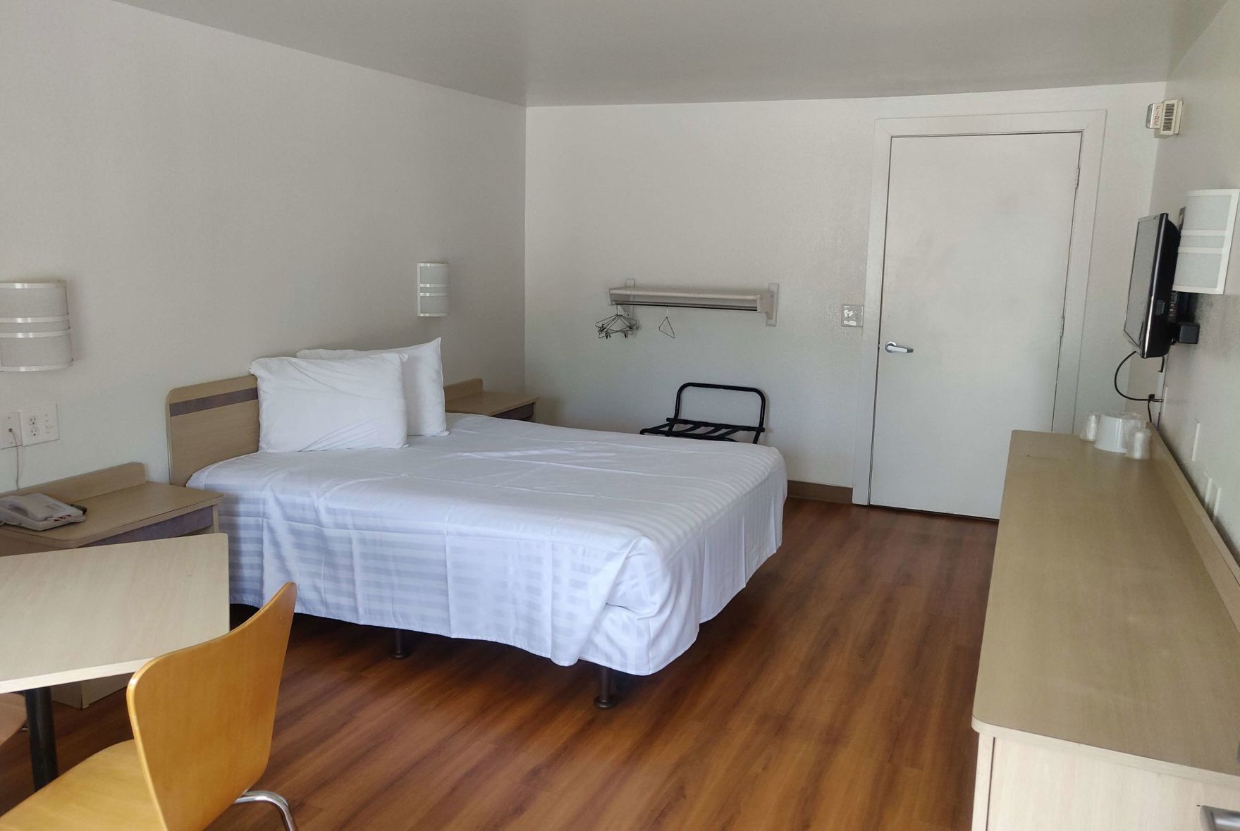 Meja kerja, setrika/meja setrika, dan tempat tidur bayi gratis
