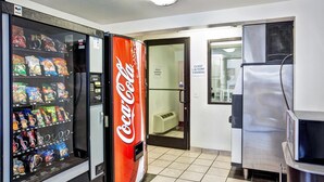 Een automatenzone met snacks en een Coca-Cola automaat, een wasserette voor gasten en een roestvrijstalen koelkast.