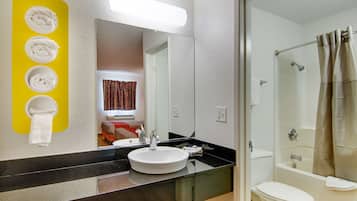 Combined shower/bathtub, towels
