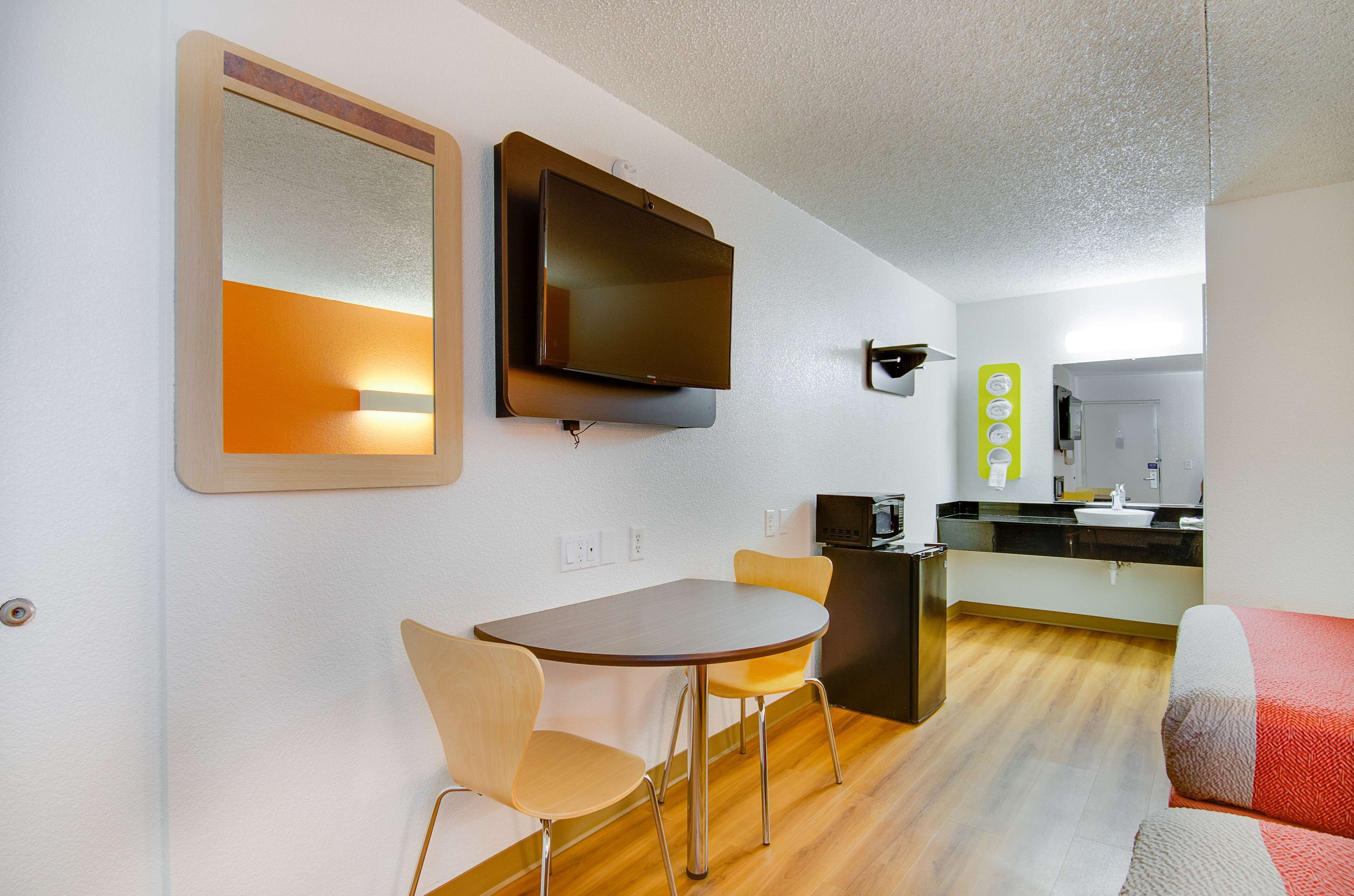 واي فاي مجانًا وملاءات أسرّة