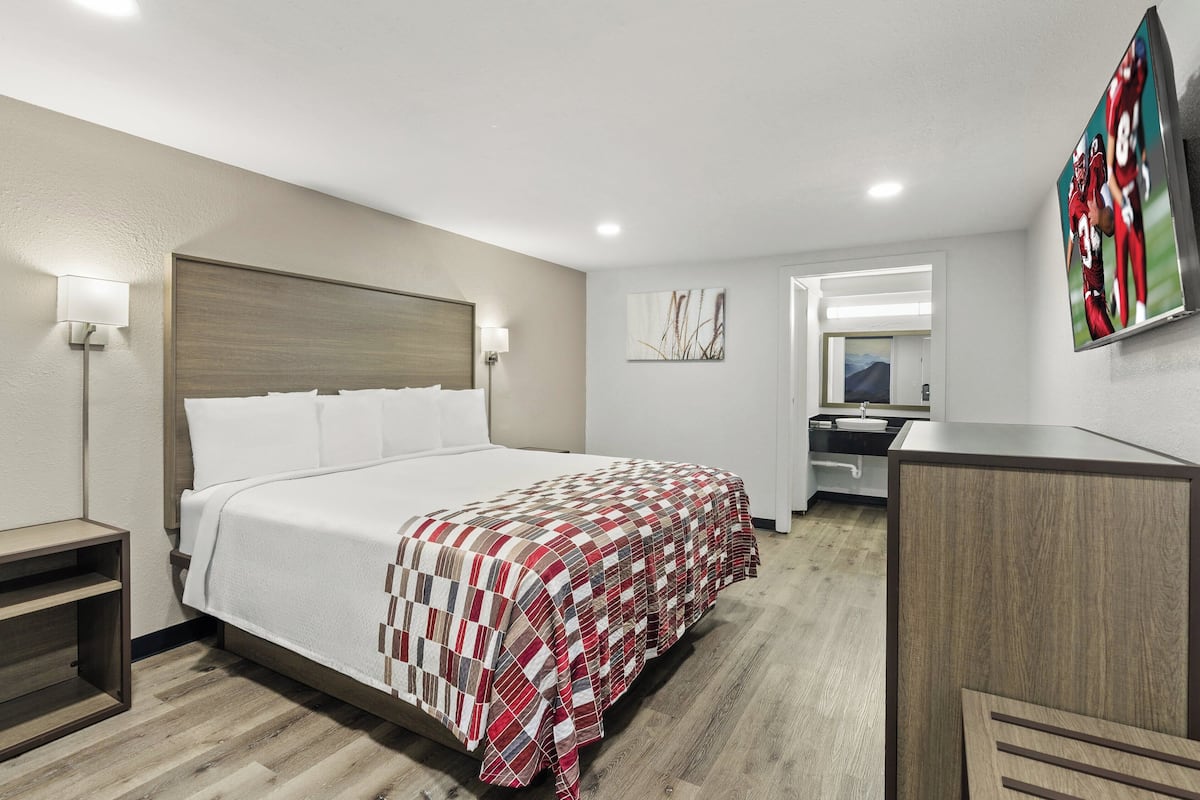 Desk, laptop workspace, free WiFi, bed sheets