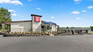 A Red Roof Inn with a covered outdoor area and a parking lot. - Red Roof Inn Wytheville (Wytheville)