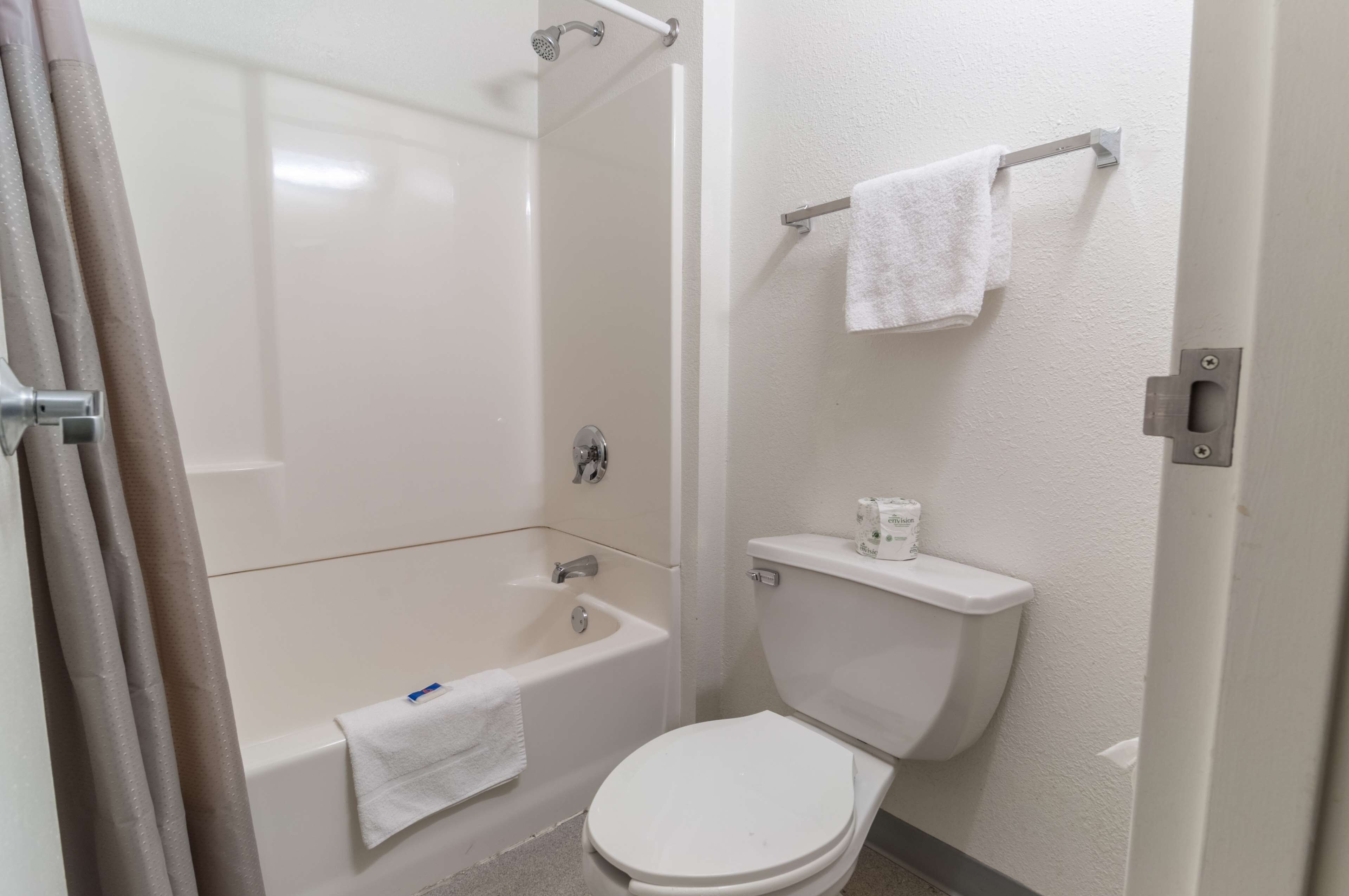 Une salle de bain avec une baignoire, des toilettes et un porte-serviettes.