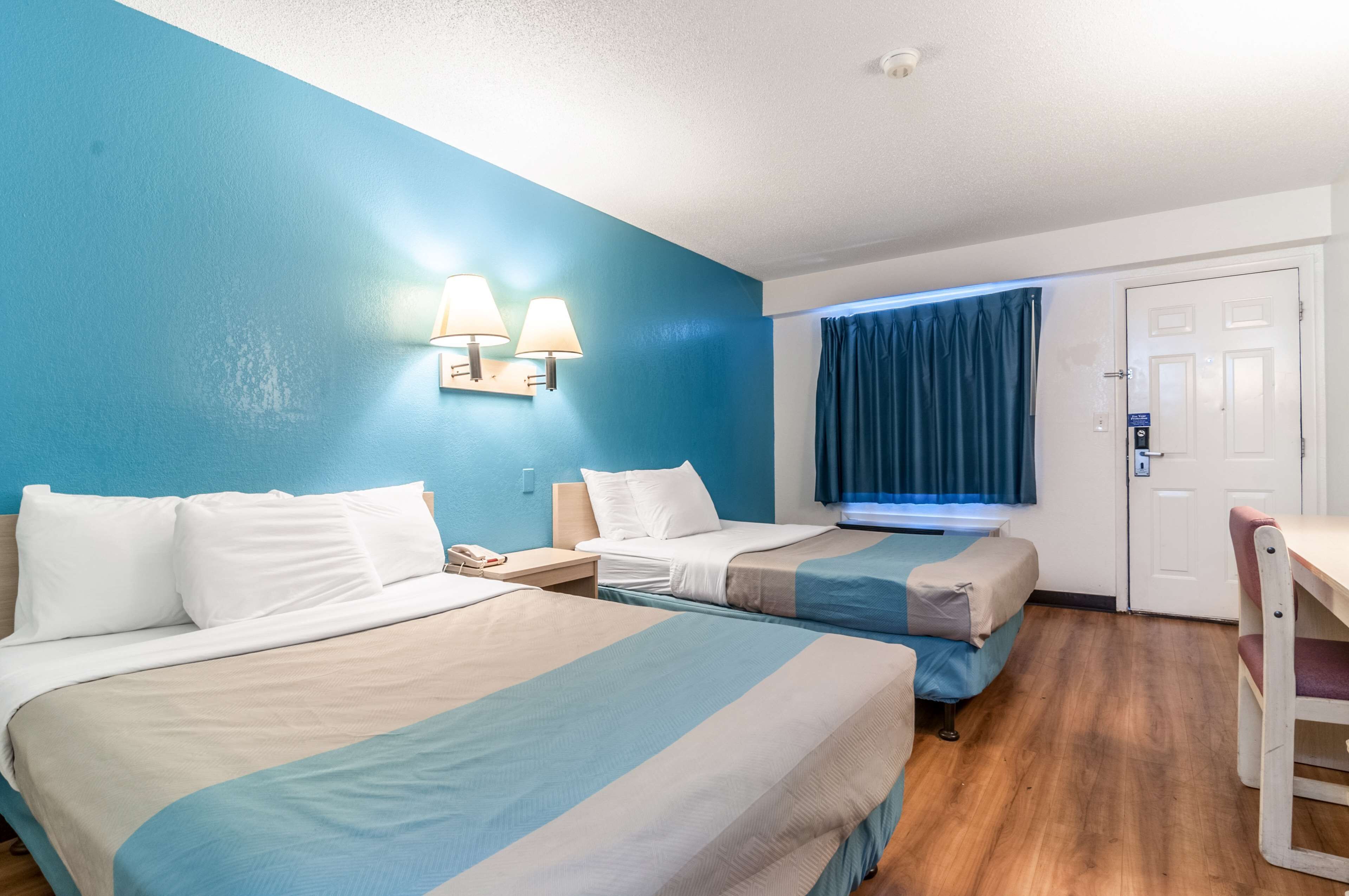 Minibar y ropa de cama 