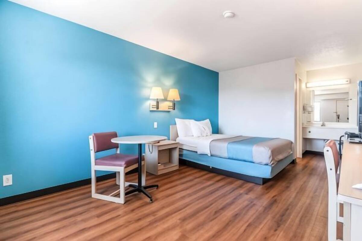 Minibar, bed sheets